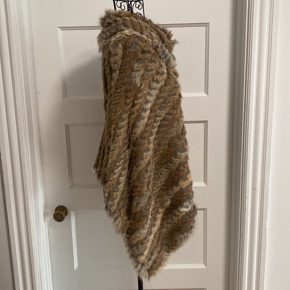 Rabbit Fur Poncho - Picture 4 of 8